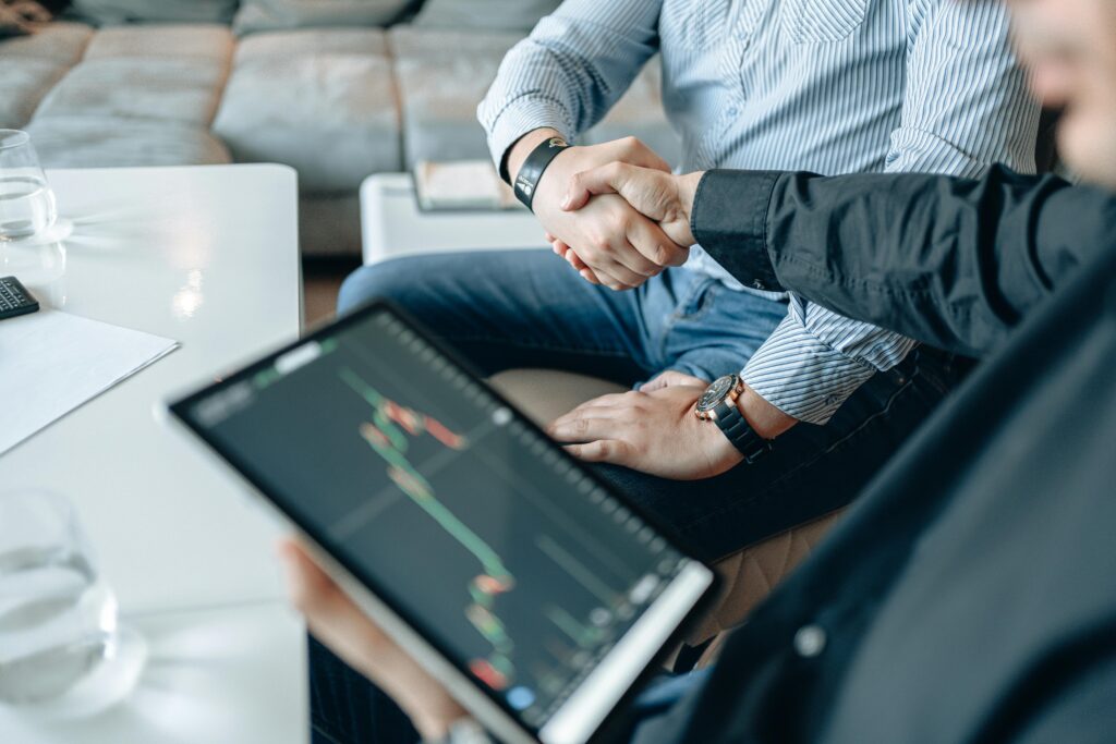 An investor will not remember your adjectives. They will remember your evidence. Use short, concrete notes under each person’s name. For the ML lead, write that they trained a model to a target that beat a baseline in the real world.