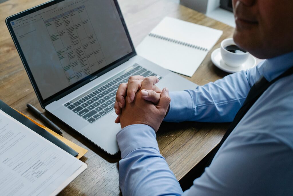 A leader makes the story easy to follow. Keep a simple line. One user with a real job. One painful task. One moment where your product removes that pain. Then a calm plan for what comes next. Use plain words. Use present tense when you can. Make each line carry weight.