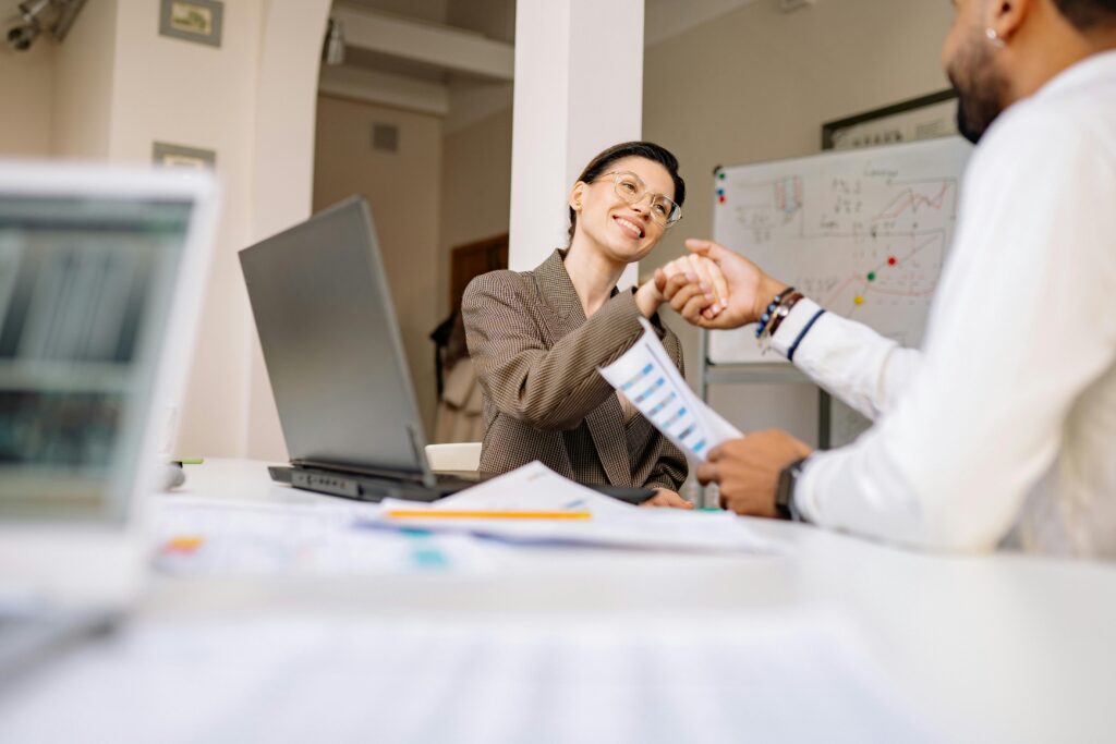Record how you got the win so you can do it again. Write the steps to find, close, deploy, and expand with simple time estimates and owner names. Add common risks and how you handled them.