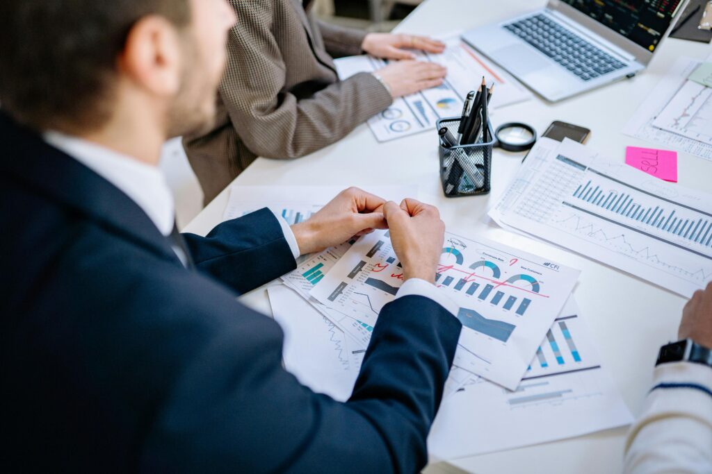 When you add a small proof point, the line gains weight. Say what the user will feel, not just what the system will do. A clear promise might say that a task now takes minutes instead of hours. A strong one also says how you will keep that result steady when data, load, or staff change.
